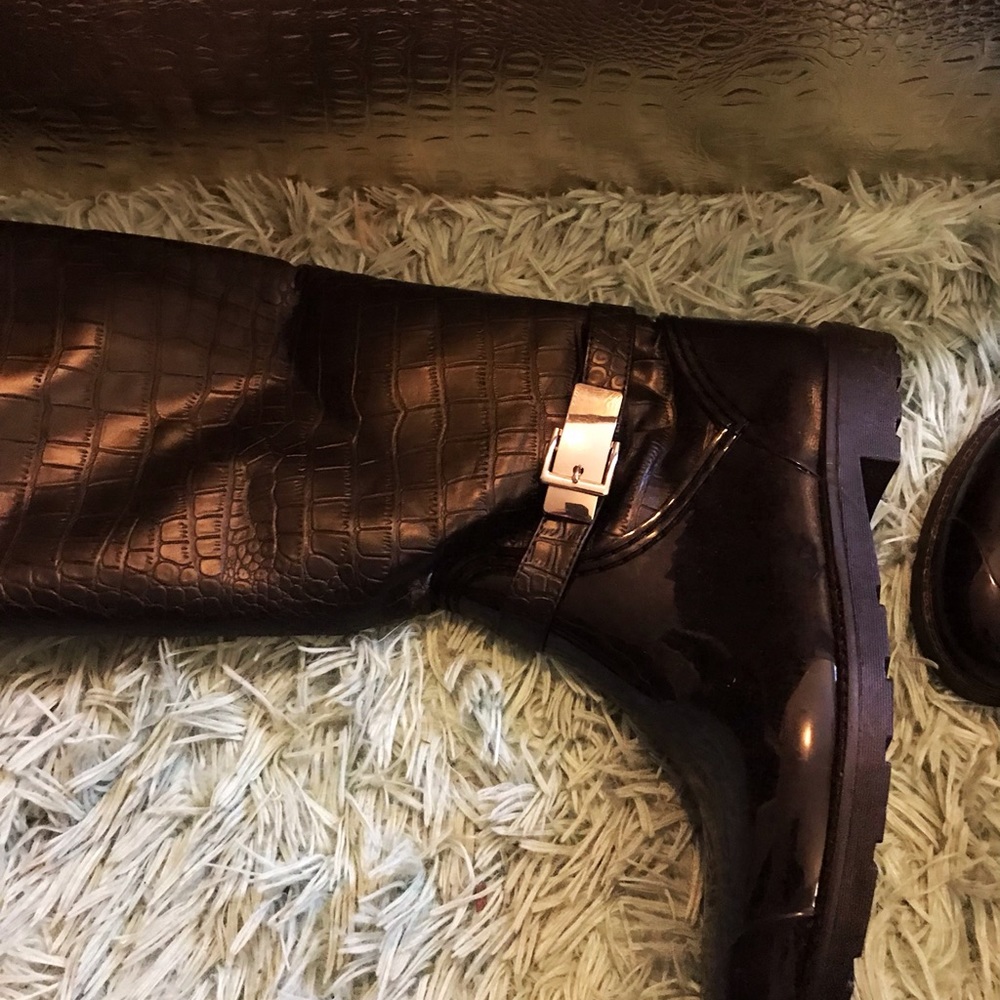 Shoes - Picture 3 of 3